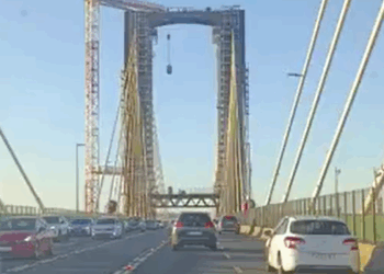 Un WC Portátil Cae a la Autopista Desde el Puente Quinto Centenario de Sevilla
