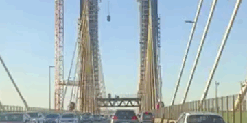 Un WC Portátil Cae a la Autopista Desde el Puente Quinto Centenario de Sevilla