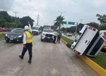 Vehículo vuelca sobre el bulevar Colosio a la altura del Hotel One en Cancún