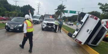 Vehículo vuelca sobre el bulevar Colosio a la altura del Hotel One en Cancún