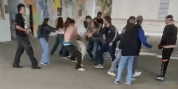 VIDEO | Violencia Escolar, Alumno Expulsado Desata Pelea en Escuela Argentina