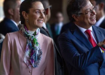 Petro respalda a Sheinbaum tras conflicto diplomático con Perú