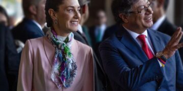 Petro respalda a Sheinbaum tras conflicto diplomático con Perú