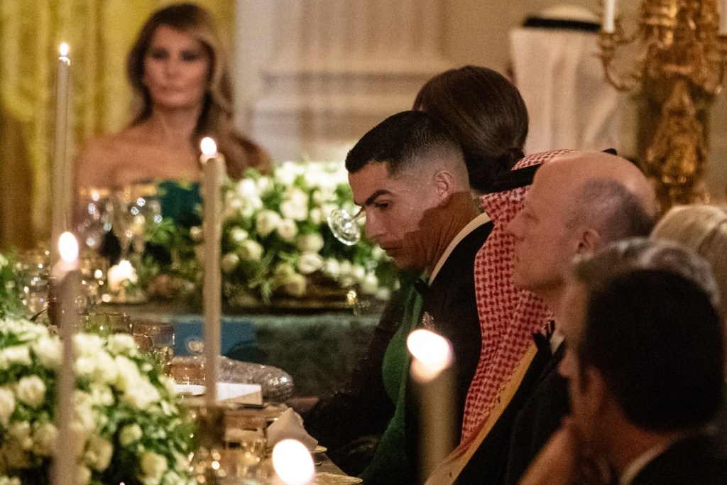 El futbolista portugués Cristiano Ronaldo escucha el discurso de Donald Trump durante una cena en la Casa Blanca, este martes 18 de noviembre de 2025, con la presencia del príncipe saudí Mohammed bin Salman (Foto de EFE)