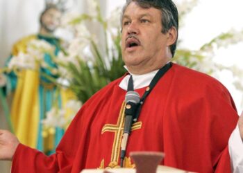 Padre Pistolas’ desata polémica al amenazar a la gobernadora de Guanajuato durante misa
