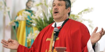 Padre Pistolas’ desata polémica al amenazar a la gobernadora de Guanajuato durante misa