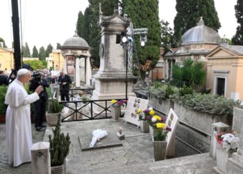 El papa León XIV acude a rezar “por los muertos de los que nadie se acuerda”