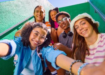 Adolescentes en España reducen consumo de alcohol, tabaco y drogas al nivel más bajo en 30 años