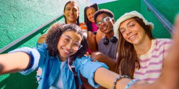 Adolescentes en España reducen consumo de alcohol, tabaco y drogas al nivel más bajo en 30 años