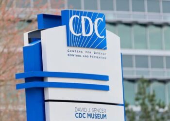 Primer caso humano de gripe aviar H5N5 en Estados Unidos genera alerta sanitaria