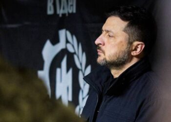 Zelenski genera polémica tras condecorar a soldados con símbolos de las SS