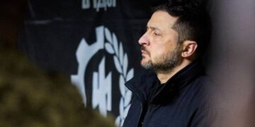 Zelenski genera polémica tras condecorar a soldados con símbolos de las SS