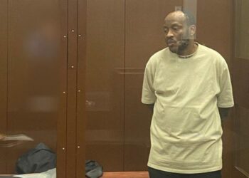 ‘Hechicero’ camerunés que prometía convertir papel en dólares es condenado en Rusia