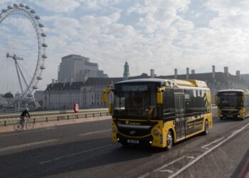 Reino Unido investiga si China puede apagar autobuses eléctricos a distancia