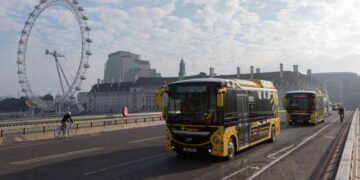 Reino Unido investiga si China puede apagar autobuses eléctricos a distancia