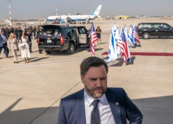 JD Vance recibe reacciones negativas al decir que espera que su esposa abrace el cristianismo