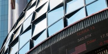 Sube ligeramente la Bolsa Mexicana de Valores ante expectativa de recortes de tasas en EU