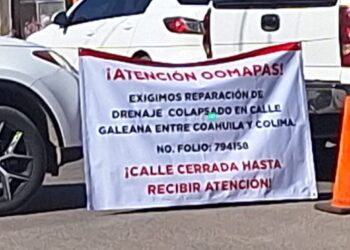 Bloquean calle Galeana por drenaje colapsado en Ciudad Obregón