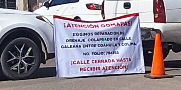 Bloquean calle Galeana por drenaje colapsado en Ciudad Obregón