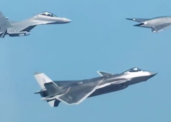 China presenta su nuevo dron furtivo GJ-11 en acción junto a cazas J-20 y J-16D