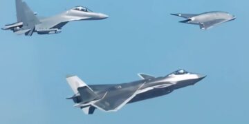 China presenta su nuevo dron furtivo GJ-11 en acción junto a cazas J-20 y J-16D