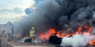 Arden 80 toneladas de sobrante textil en ladrilleras de San Pedro; señalan a dos jóvenes por incendio