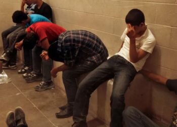 Con un call‑center 24/7, el gobierno de Donald Trump despliega nueva estrategia para ubicar y deportar a niños migrantes no acompañados