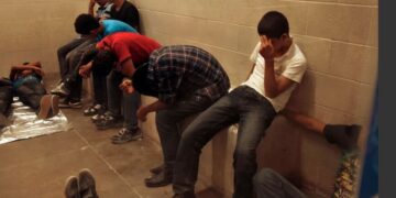 Con un call‑center 24/7, el gobierno de Donald Trump despliega nueva estrategia para ubicar y deportar a niños migrantes no acompañados