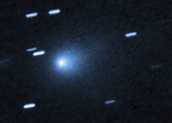 cometa 3I/ATLAS, cometa interestelar, actividad del cometa, brillo azul cometa, descubrimiento astronómico, cometa interestelar 2025, astrónomos desconcertados, fenómeno espacial, cometa ATLAS, estudio arXiv, emisión de gas cometa, moléculas de carbono, cometa azul, objetos interestelares, Harvard cometa ATLAS, defensa planetaria, ciencia espacial, astronomía moderna, observatorios solares, cometas del espacio, 3I/ATLAS composición, gases interestelares, hielo y metales, cometa brillante, fenómeno cósmico, observación astronómica, investigación espacial, origen del cometa, sistema solar exterior, actividad extrema cometa, calentamiento solar, radiación cósmica, polvo y gas, materiales interestelares, cometas exóticos, evento astronómico, color azul cometa, luz solar reflejada, dióxido de carbono en cometas, cometas y ciencia, estudios científicos, astrónomos de Harvard, espacio profundo, investigación de cometas, física espacial, observación del Sol, cuerpos celestes, materia cósmica, órbita del cometa, desintegración del cometa, gases volátiles, estudio científico arXiv, impacto espacial, cometa desconocido, astro azul, telescopios espaciales, seguimiento astronómico, curiosidades del universo, rareza cósmica, explosión de brillo, gases calientes, hielo interestelar, sistema planetario, científicos desconcertados, composición química del cometa, materia del espacio, 3I/ATLAS misterioso, fenómeno astronómico 2025, astrofísica moderna, investigación de Harvard,