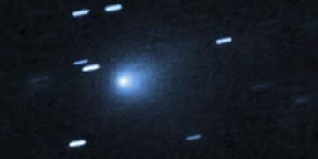 cometa 3I/ATLAS, cometa interestelar, actividad del cometa, brillo azul cometa, descubrimiento astronómico, cometa interestelar 2025, astrónomos desconcertados, fenómeno espacial, cometa ATLAS, estudio arXiv, emisión de gas cometa, moléculas de carbono, cometa azul, objetos interestelares, Harvard cometa ATLAS, defensa planetaria, ciencia espacial, astronomía moderna, observatorios solares, cometas del espacio, 3I/ATLAS composición, gases interestelares, hielo y metales, cometa brillante, fenómeno cósmico, observación astronómica, investigación espacial, origen del cometa, sistema solar exterior, actividad extrema cometa, calentamiento solar, radiación cósmica, polvo y gas, materiales interestelares, cometas exóticos, evento astronómico, color azul cometa, luz solar reflejada, dióxido de carbono en cometas, cometas y ciencia, estudios científicos, astrónomos de Harvard, espacio profundo, investigación de cometas, física espacial, observación del Sol, cuerpos celestes, materia cósmica, órbita del cometa, desintegración del cometa, gases volátiles, estudio científico arXiv, impacto espacial, cometa desconocido, astro azul, telescopios espaciales, seguimiento astronómico, curiosidades del universo, rareza cósmica, explosión de brillo, gases calientes, hielo interestelar, sistema planetario, científicos desconcertados, composición química del cometa, materia del espacio, 3I/ATLAS misterioso, fenómeno astronómico 2025, astrofísica moderna, investigación de Harvard,