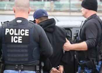 Miedo y dolor en la redada: madre acusa maltrato tras deportación exprés de su hijo por ICE