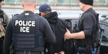 Miedo y dolor en la redada: madre acusa maltrato tras deportación exprés de su hijo por ICE