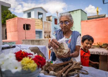 Por Día de Muertos, este pueblo de México desentierra a los difuntos