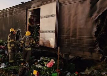 Incendio de tráiler con flores sobre Macrolibramiento en Tlajomulco