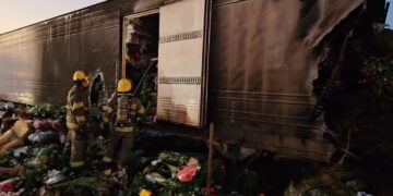 Incendio de tráiler con flores sobre Macrolibramiento en Tlajomulco