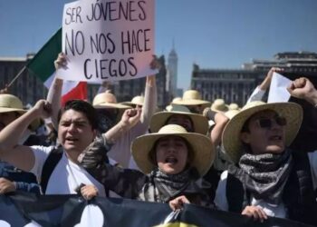 Hoy me duele mi país”: manifestantes convocados por la Generación Z partieron desde el Ángel de la Independencia rumbo al Zócalo capitalino.