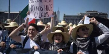Hoy me duele mi país”: manifestantes convocados por la Generación Z partieron desde el Ángel de la Independencia rumbo al Zócalo capitalino.