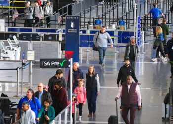 Aerolíneas estadounidenses cancelan más de 700 vuelos en un día por orden de la FAA