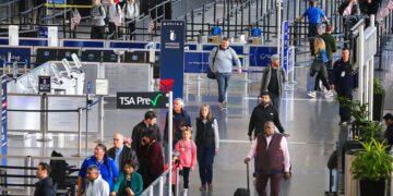 Aerolíneas estadounidenses cancelan más de 700 vuelos en un día por orden de la FAA