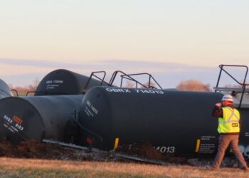 Se descarrila un tren con sustancias tóxicas y confinan a toda una ciudad en EE.UU.