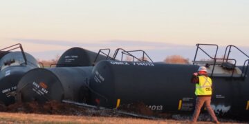 Se descarrila un tren con sustancias tóxicas y confinan a toda una ciudad en EE.UU.
