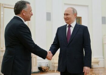 «Putin recibe a enviado de EE.UU. para revisar plan de paz mientras Rusia avanza en el frente»