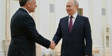 «Putin recibe a enviado de EE.UU. para revisar plan de paz mientras Rusia avanza en el frente»