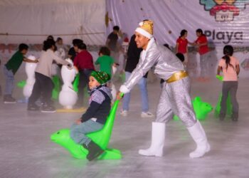 Abren en Playa del Carmen la pista de hielo gratuita más grande del estado