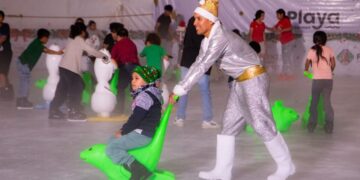 Abren en Playa del Carmen la pista de hielo gratuita más grande del estado