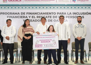 Entregan apoyos para la preservación del oficio de voceador en Oaxaca