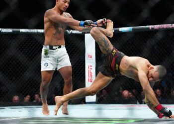 VIDEO «Lesión en UFC obliga a Alexandre Pantoja a ceder el título en 26 segundos»