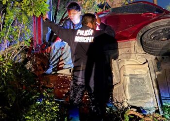 Accidente en el Boulevard Bahía moviliza a cuerpos de emergencia en Chetumal Un accidente en el Boulevard Bahía se registró la noche de este viernes en la ciudad de Chetumal, luego de que un vehículo compacto terminara fuera de la cinta asfáltica e impactado contra los árboles del camellón central, lo que provocó una rápida movilización de cuerpos de emergencia y elementos de Seguridad Ciudadana. El accidente en el Boulevard Bahía ocurrió alrededor de las 21:00 horas, a la altura de un conocido motel ubicado después de la Universidad Autónoma de Quintana Roo (UQROO), en un tramo considerado de alta circulación vehicular, generando expectación entre automovilistas y peatones que transitaban por la zona. Accidente en el Boulevard Bahía habría sido causado por exceso de velocidad De acuerdo con los primeros reportes, se presume que el exceso de velocidad pudo haber sido la causa principal del accidente en el Boulevard Bahía, ya que el conductor habría perdido el control del automóvil por razones que aún se encuentran bajo investigación. Tras perder el control, la unidad subió al camellón central y terminó detenida entre los árboles, lo que evidencia la fuerza del impacto registrado durante el accidente en el Boulevard Bahía, sin que hasta el momento se haya informado de personas fallecidas. Accidente en el Boulevard Bahía genera operativo vial preventivo Al lugar arribaron paramédicos para valorar el estado de salud del conductor, así como elementos de tránsito y seguridad, quienes acordonaron parcialmente la zona para evitar riesgos adicionales derivados del accidente en el Boulevard Bahía y permitir las labores correspondientes. Como valor agregado, autoridades de tránsito recordaron que el Boulevard Bahía es una vialidad donde se han registrado diversos percances en horarios nocturnos, principalmente por el exceso de velocidad, por lo que reiteraron el llamado a respetar los límites establecidos y conducir con precaución. Finalmente, se informó que los peritajes continuarán para deslindar responsabilidades, mientras que la circulación fue restablecida de manera gradual tras concluir las maniobras de seguridad, exhortando a la ciudadanía a evitar conductas de riesgo que puedan derivar en nuevos accidentes en el Boulevard Bahía.