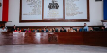 Alcaldesa exhibe a regidor Chema en polémica por frenar el transporte público en Huentitán