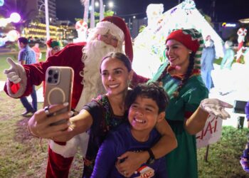 Ana Paty Peralta Enciende la Magia Navideña en Cancún con Coloridas Decoraciones